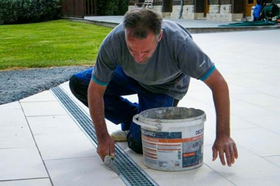 Pose d'un carrelage sur une terrasse par un de nos artisans carreleur qualifié