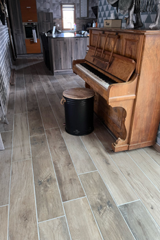 Pose d'un carrelage 20x120 immitation bois sur plancher chauffant à Colleville Montgomery