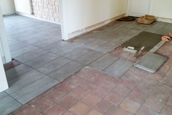 Chantier de pose d'un carrelage à Épron