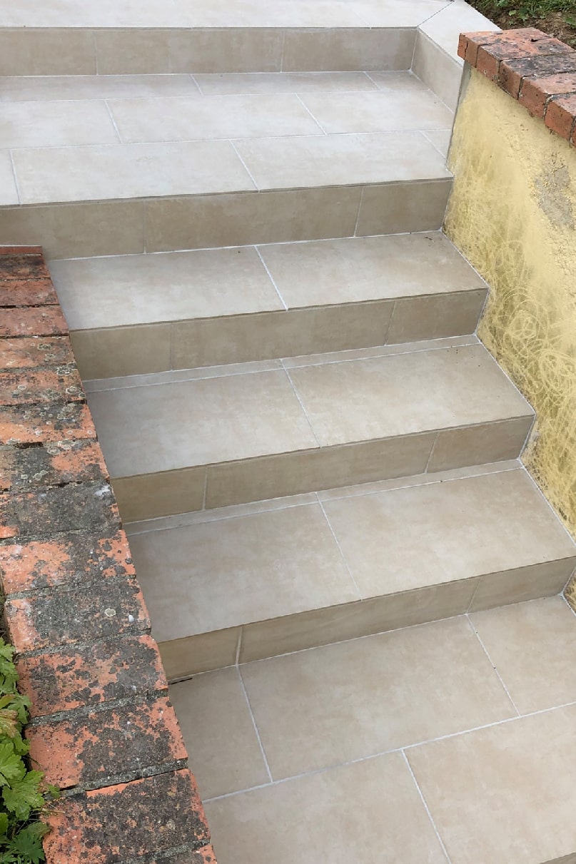 Réalisation d'un habillage en carrelage sur escalier extérieur existant en béton