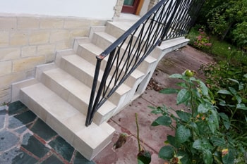 Habillage en carrelage d'un escalier à Cuverville