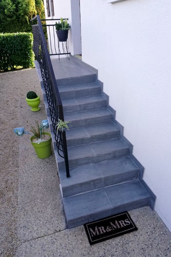 Pose d'un carrelage antidérapant sur le perron d'une maison à Courseulles-sur-Mer