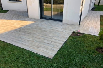 Habillage d'une terrasse béton extérieur en grès antidérapant imitation bois