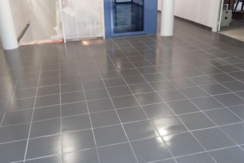 Pose d'un carrelage dans une entrée d'immeuble de bureaux à Hérouville-Saint-Clair