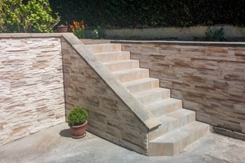 Habillage en pierre de parement d'un mur et d'un escalier extérieur à Cormelles-le-Royal