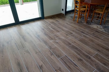 Pose d'un carrelage aspect parquet bois sur plancher chauffant à Bavent