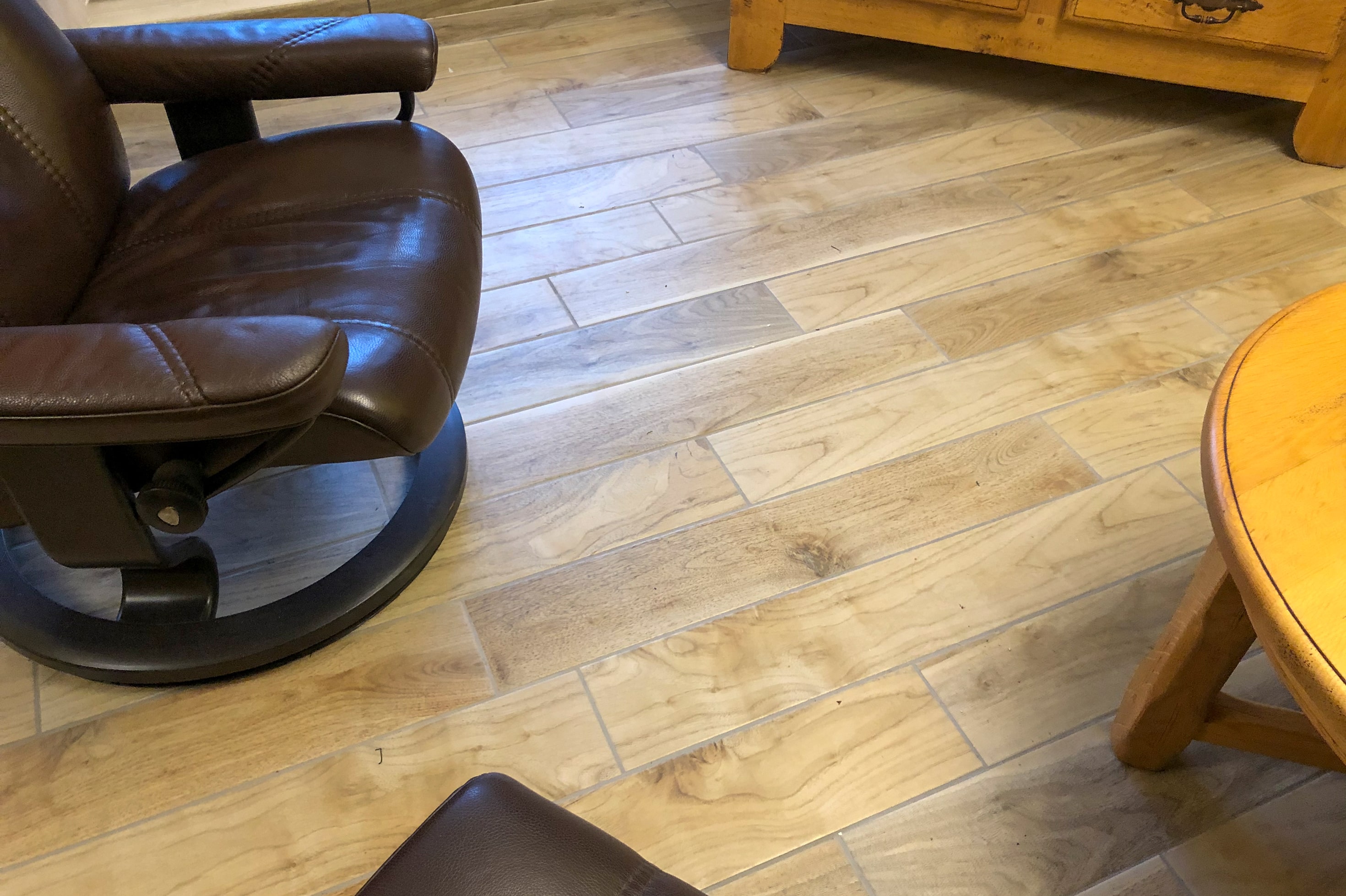 Réalisation d'un carrelage imitation parquet dans un appartement à Caen