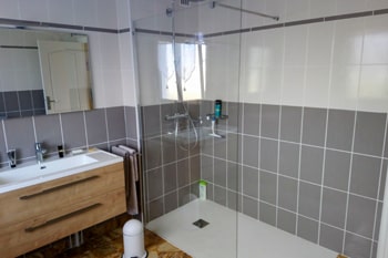 Fourniture et pose d'une faïence dans une salle de bain avec receveur de douche extra plat à Bénouville