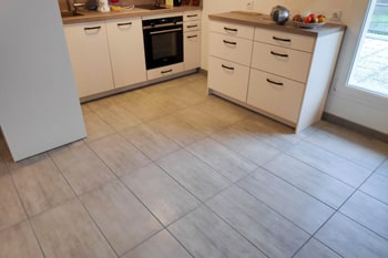 Fourniture et pose d'un carrelage sur un isolant acoustique dans un appartement à Hérouville-Saint-Clair