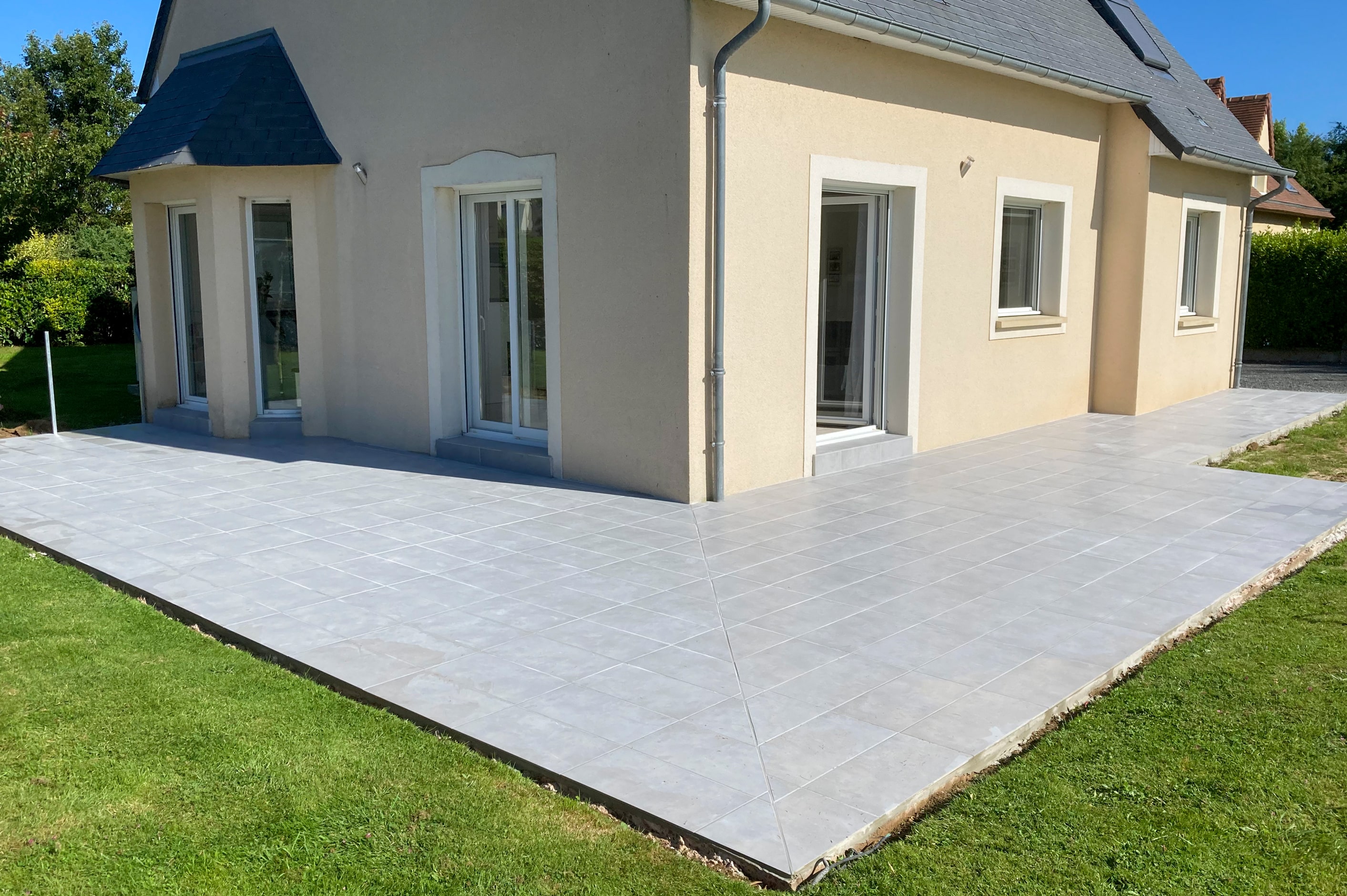 Réalisation d'une terrasse en grès 30x60 cm à Anisy