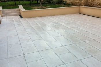 Pose d'un carrelage en module sur une terrasse à Soliers