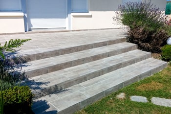 Réalisation d'une terrasse et d'un escalier en carrelage à Lisieux