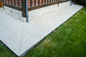 Fouriture et pose d'un carrelage de terrasse à Cambes-en-Plaine