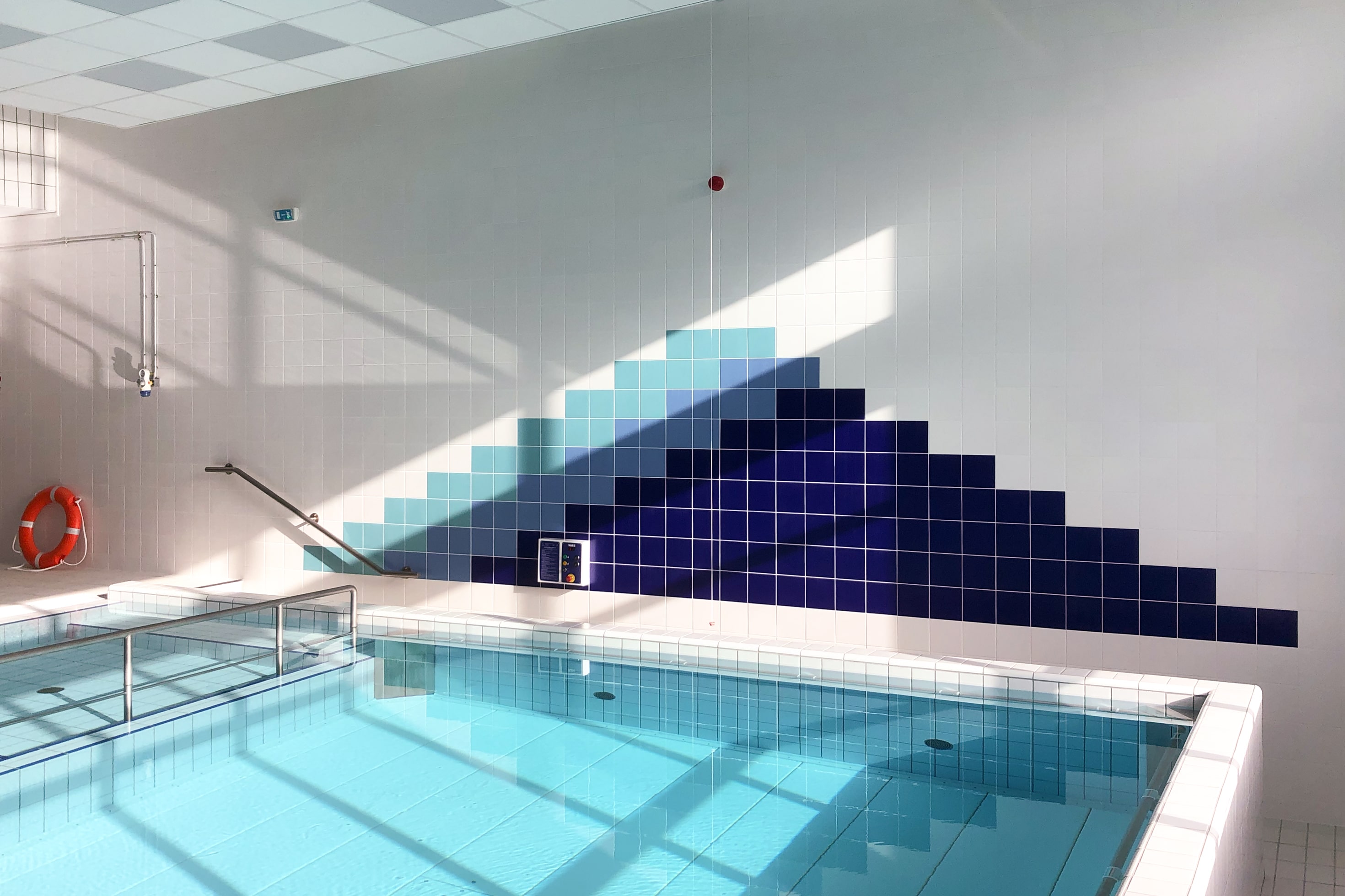 Réalisation d'une faïence avec décor dans une piscine municipale